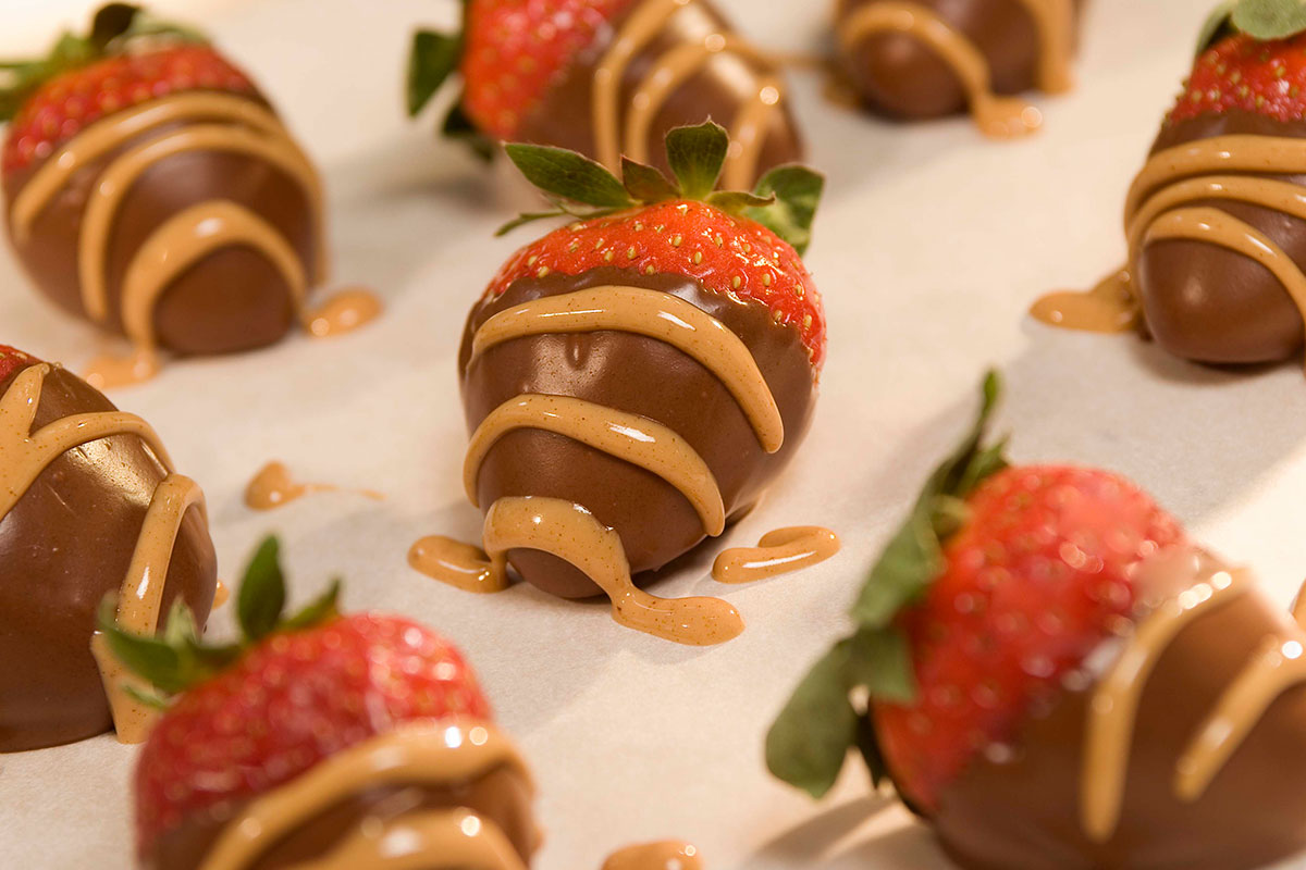 Peanut Butter ’n’ Chocolate Dipped Strawberries / Stoberi Celup Peanut Butter dan Chocolate